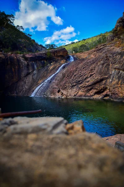 美丽的天然蛇形瀑布在悬崖上 从岩石后面到河边 — 图库照片