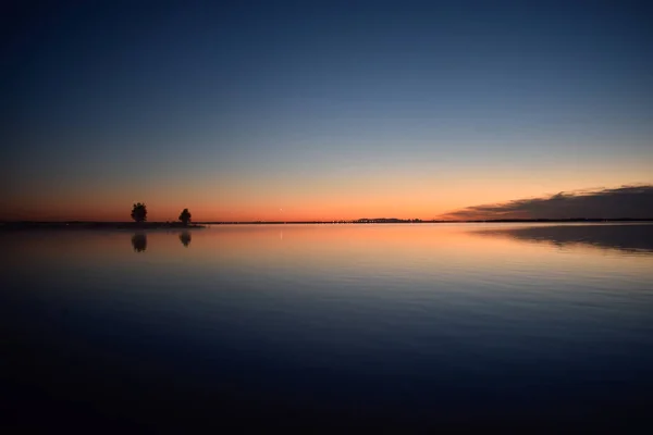 Ein Faszinierender Blick Auf Bäume Mit Reflexion Einem See Während — Stockfoto