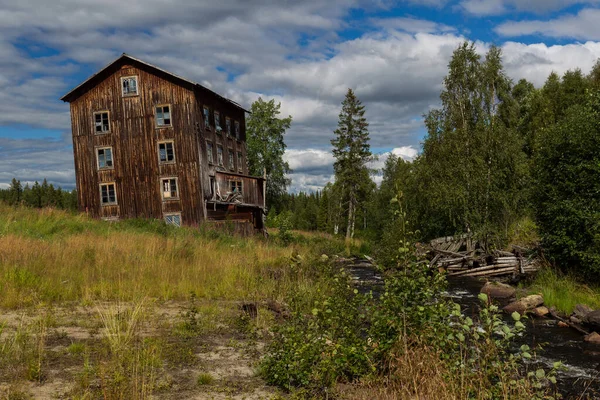 A beautiful shot of a lonely and old house in a countryside