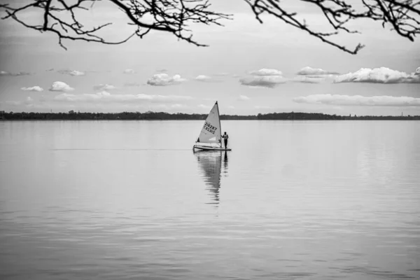 カナダのケベック州ウィンドミル ポイント パークの湖の帆に男のグレースケールのショット — ストック写真