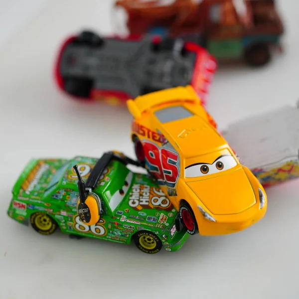 迪斯尼Pixar Cars电影中的Mattel Cruz Ramirez玩具模型跑车 — 图库照片