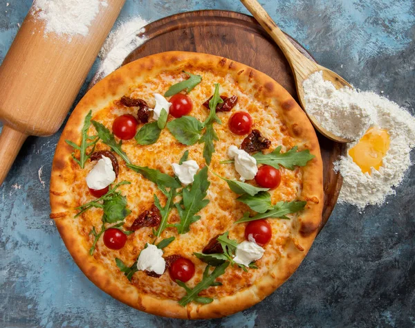 Horní Pohled Pizzu Cherry Rajčaty Mozzarella Sýrem Rukolou — Stock fotografie