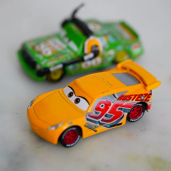 ディズニーピクサーカー映画からマッテル クルス ラミレスのおもちゃのモデルレースカーの選択的フォーカスショット — ストック写真