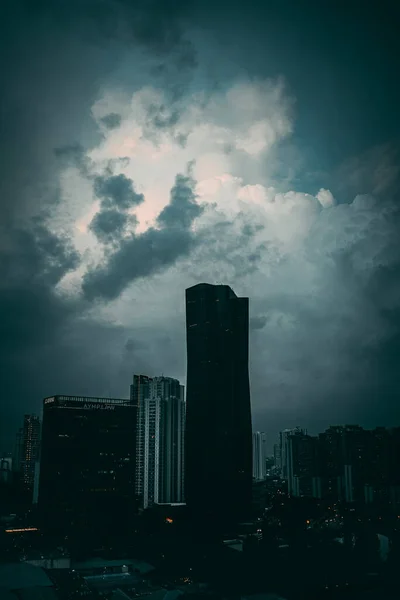 인도네시아의 건물들로 둘러싸인 타워의 — 스톡 사진