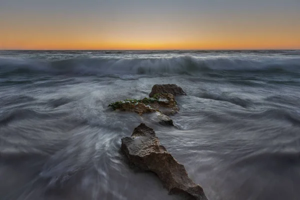 Una Bella Vista Delle Onde Che Raggiungono Rocce Muschiose Sotto — Foto Stock