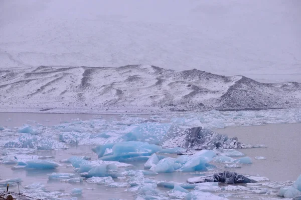 Beautiful Turquoise Black Icebergs Glacial Fjallsarlon Lake Distant Mountains Iceland — Stock Photo, Image