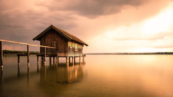 Das Holzhaus Auf Der Anlegestelle Gegen Den See Bei Sonnenuntergang — Stockfoto