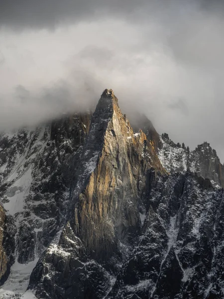 Krásný Výhled Vysoký Vrchol Hory Pokrytý Sněhem Pod Šedou Oblačnou — Stock fotografie