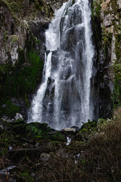 Une Belle Vue Sur Une Cascade Qui Coule Sur Les — Photo