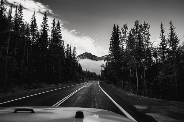 Una Toma Blanco Negro Una Hermosa Escena Paisaje Montañoso Desde — Foto de Stock