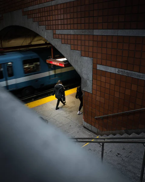 Bir Metro Istasyonunda Hareket Eden Insanların Dikey Görüntüsü — Stok fotoğraf