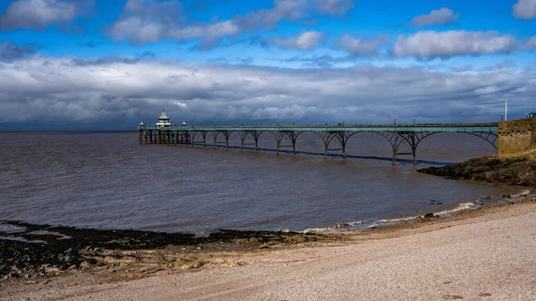 青い曇り空の下 クリーブドン ピアの景色 イギリスのサマセット — ストック写真