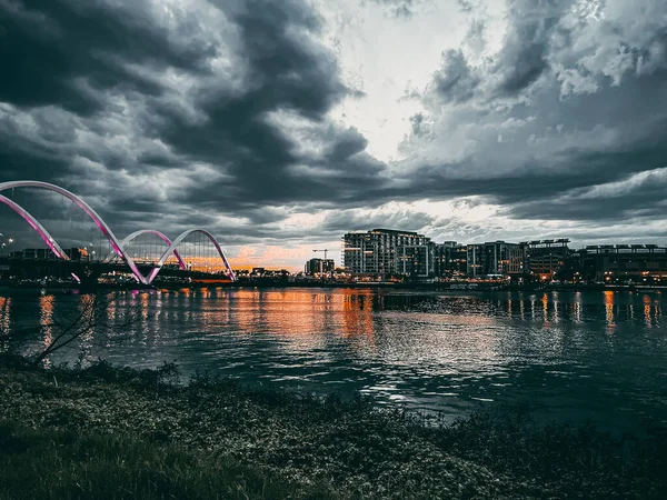 Прекрасний Вид Міст Біля Сучасного Міста Похмурий Вечір — стокове фото
