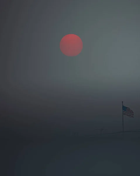 背景に血の月がある霧の日にアメリカ国旗が屋外に手を振っている — ストック写真