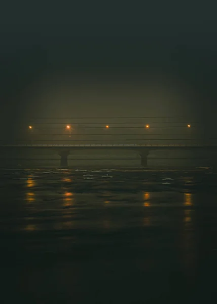 Вертикальний Постріл Мосту Вогнями Над Морем Тумані — стокове фото