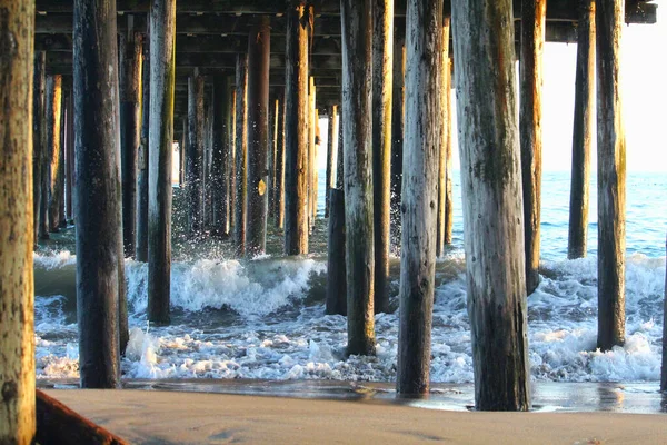 Las Olas Del Océano Bajo Muelle Madera — Foto de Stock