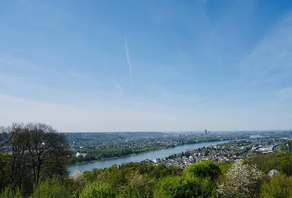 莱茵河畔美丽城市景观的空中景观 — 图库照片