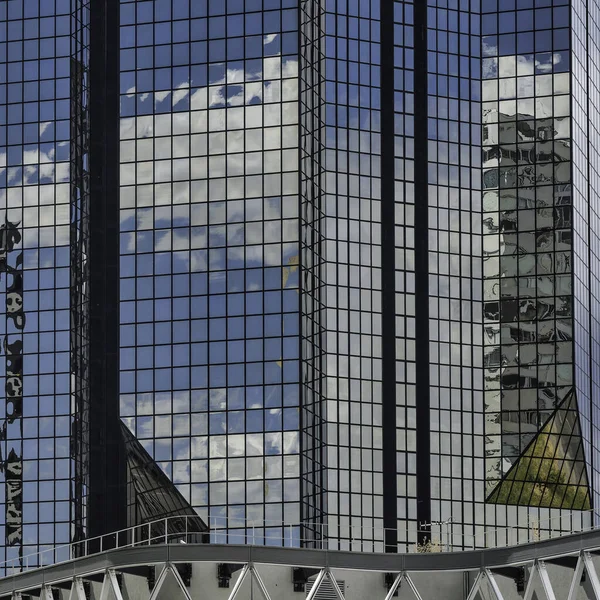 Вертикальне Крупним Планом Сучасна Будівля Скла Відображає Блакитне Хмарне Небо — стокове фото