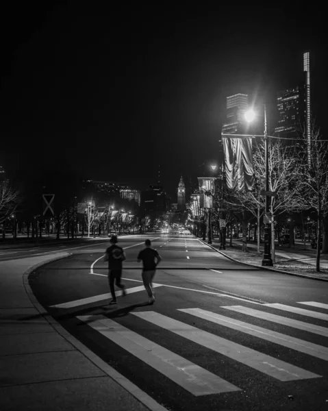 Uma Foto Tons Cinza Dois Homens Correndo Rua — Fotografia de Stock