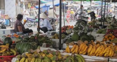 Ho Chi Minh, Vietnam 'da geleneksel bir markette meyvelerin yakın çekimi.