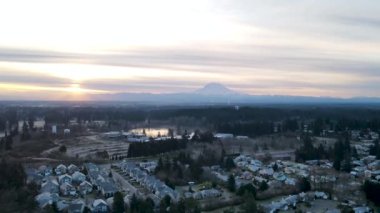 Ufukta dağ görünen bir kasabanın manzarası manzarası.