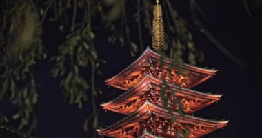 Gece bir Japon tapınağı.