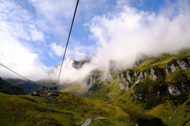 Dağlar arasında bulutlarla kaplı bir hava yükselticisi.