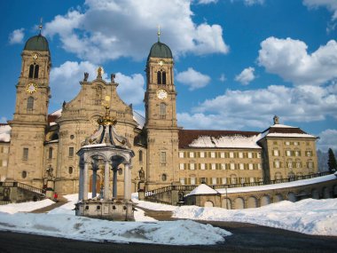 Einsiedeln Abbey 'in dış görünüşü Einsiedeln, İsviçre' de bulutlu bir arka planda
