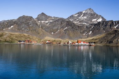 Grytviken gölü manzarası çok güzel. Uzakta, Güney Georgia 'da görülebiliyor. Terk edilmiş balina avlama istasyonu.