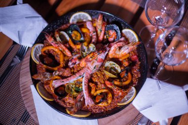 Taze Paella tabağı masada.