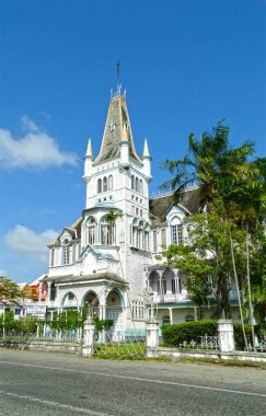 Güzel bir kulenin dikey görüntüsü.