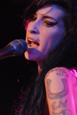Son dönem şarkıcısı Amy Winehouse 'un Batı Hollywood, Los Angeles, Kaliforniya' daki Roxy Tiyatrosu 'nda canlı performansını yakından çekiyoruz.