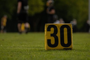 Sahadaki 30 işaretinin yakın plan çekimi.