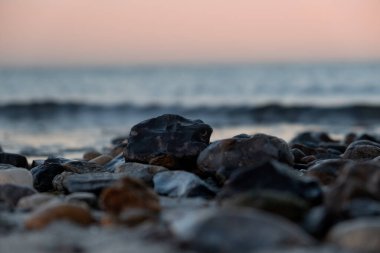 Kayalık bir sahilin güzel bir görüntüsü.