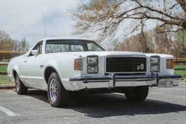 1979 model beyaz bir Ford Ranchero 'nun güzel bir fotoğrafı.