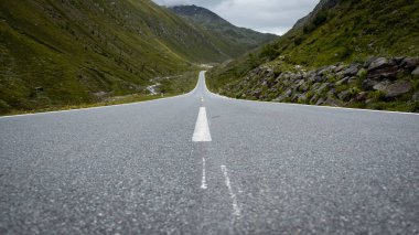 Dağlarla çevrili güzel bir yol.