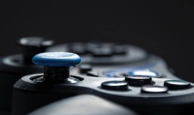 Karanlık bir arka plana karşı bir oyun konsolunun yakın plan görüntüsü