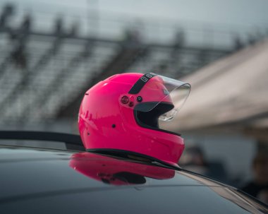 Yarış için pembe kaskın seçici odak noktası.