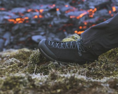 Dağ botlarının içinde, lavların yanında bir bacak.