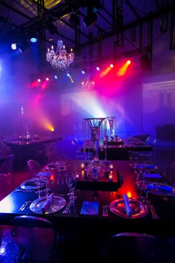 Johannesburg, Güney Afrika 'daki kapalı mekan medya partisinde güzel bir mor temalı dekor.