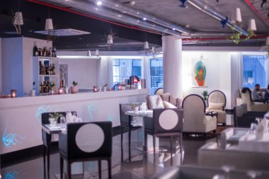 Modern bir otel restoranı.