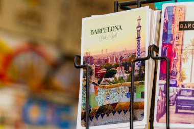 Barselona, İspanya - 4 Nisan 2022: Rambla de Barcelona 'daki kartpostal, seyahat kavramı.