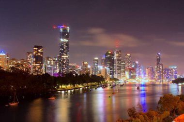 Brisbane 'in gökyüzü geceleri suyu yansıtıyor.