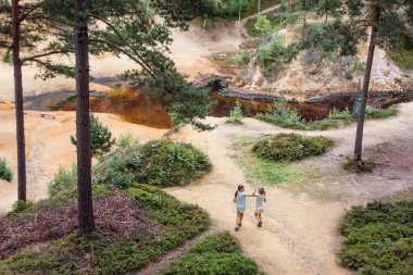 Polonyalı çocukların bahçede koşarken yüksek açılı bir fotoğrafı.