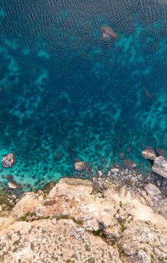 Kayalık kıyı şeridinin havadan görünüşü