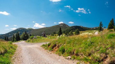 Hırvatistan 'daki Velebit dağ zincirinin manzaralı bir manzarası