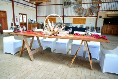 Düğün için dekore edilmiş bir masa manzarası.