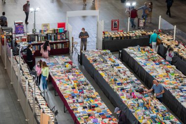 Parque das Nacoes 'daki Gare do Oriente' deki kullanılmış kitapçı.