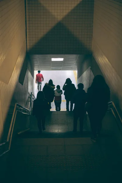 Вид Сзади Людей Идущих Подземным Лестницам — стоковое фото