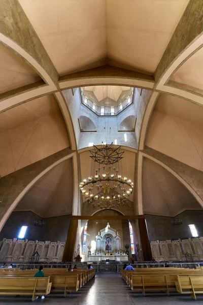 Tiro Vertical Interior Catedral São Gregório Iluminador Erevan Armênia — Fotografia de Stock